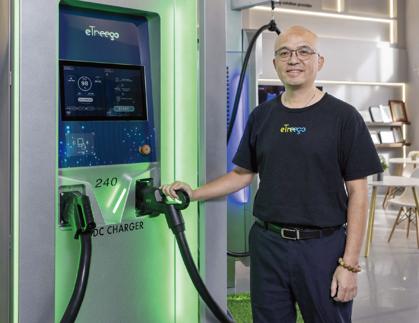 起而行綠能董事場簡金品與台灣精品獎獲獎產品MAGNUS合照