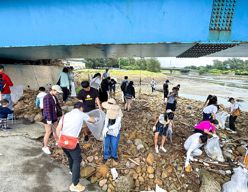 起而行綠能於桃園永安漁港進行淨灘活動