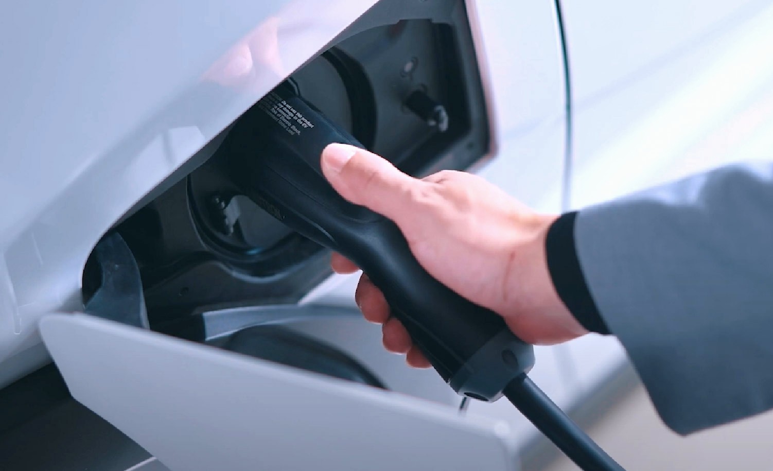 屋主於自宅車位操作 eTreego AC 充電槍，為電動車進行日常充電