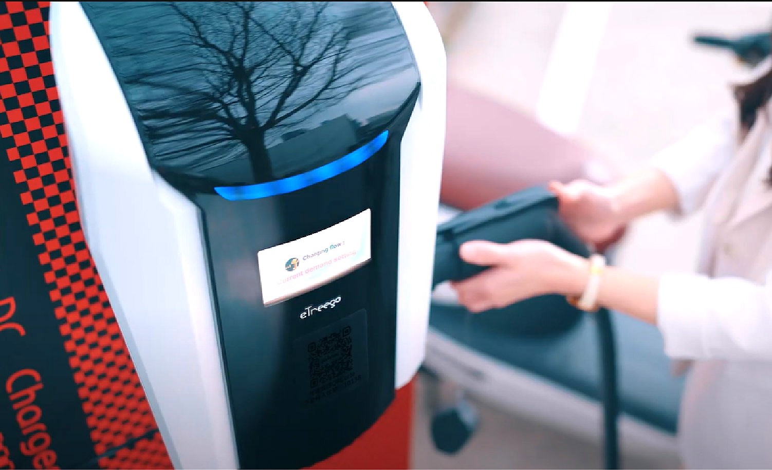 使用者於公用停車場操作 eTreego 充電樁，為電動車進行快速充電