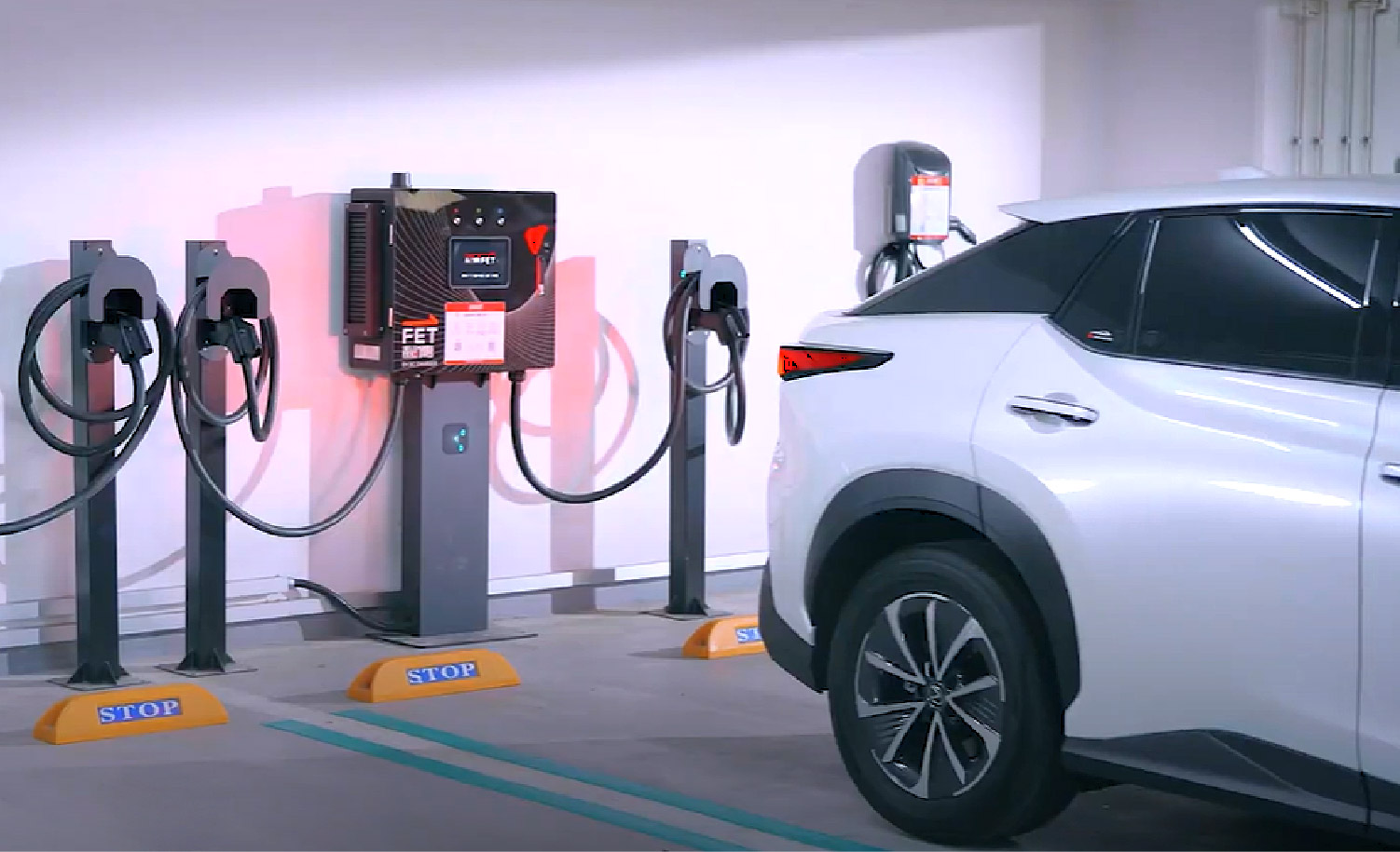 eTreego 30kW直流充電樁設置於百貨公司停車場，由遠傳營運，提供快速電動車充電服務